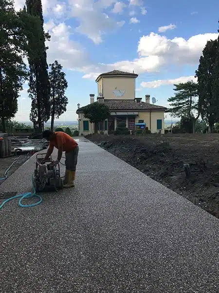 posa-di-ghiaietto-per-pavimenti-esterni-modena